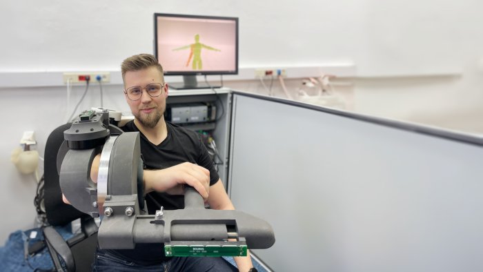 Na zdjęciu: Piotr Falkowski i jego projekt - egzoszkielet