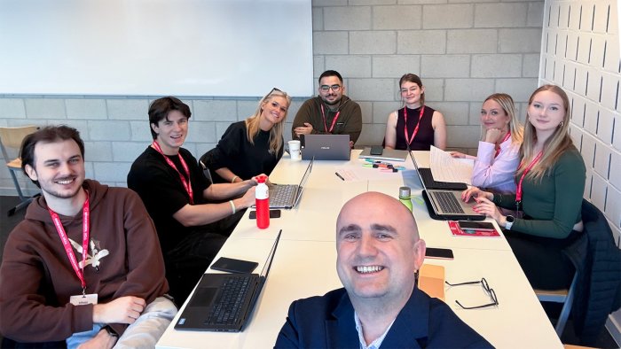 Na zdjęciu grupa osób siedzących przy stole - uczestnicy Blended Intensive Programme (BIP) pt. „Future of Work”