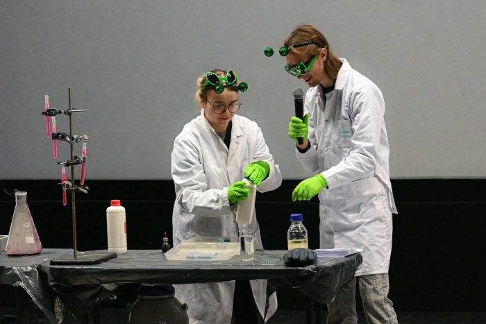 Dwie osoby pokazują eksperyment chemiczny