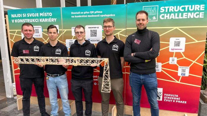 Na zdjęciu studenci z Koła Naukowego Konstrukcji Metalowych stoją i trzymają swój dźwigar w trakcie konkursu Hall of the Year