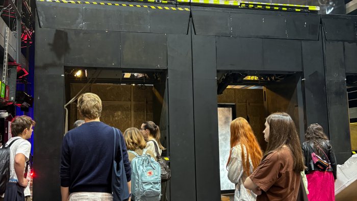 Na zdjęciu wizyta studentów w Teatrze Narodowym - oglądanie zapadni