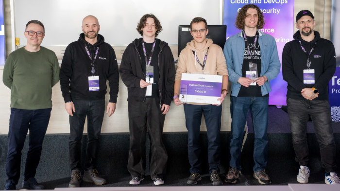 Na zdjęciu: Studenci PW zdominowali podium w hackatonie