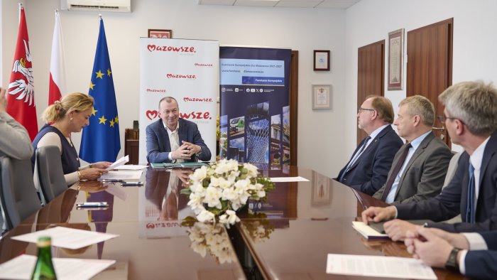 Na zdjęciu przedstawiciele Województwa Mazowieckiego i Politechniki Warszawskiej siedzą przy stole