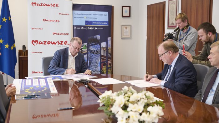 Na zdjęciu Wicemarszałek Województwa Mazowieckiego Wiesław Raboszuk oraz Rektor Politechniki Warszawskiej prof. Krzysztof Zaremba podpisują umowę na realizację projektów w obszarze lotnictwa oraz elektroniki drukowanej