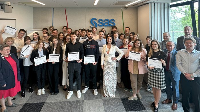 Na zdjęciu studenci z certyfikatami SAS - Warsaw University of Technology Academic Specialization in Visual Data Analysis