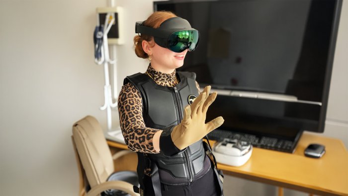 Studentka z założonymi goglami VR