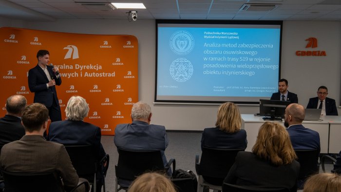 Na zdjęciu inż. Piotr Derlacz podczas prezentacji swojej pracy dyplomowej