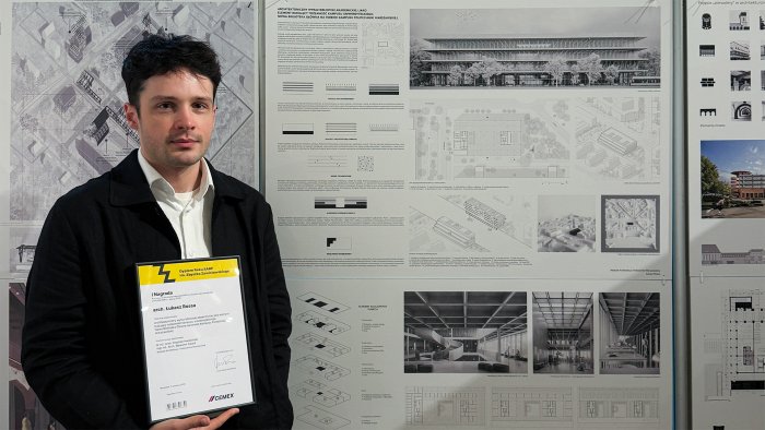 Na zdjęciu widać arch. Łukasza Rossę z I nagrodą Dyplom Roku SARP 2026. W tle tablica prezentująca projekt 