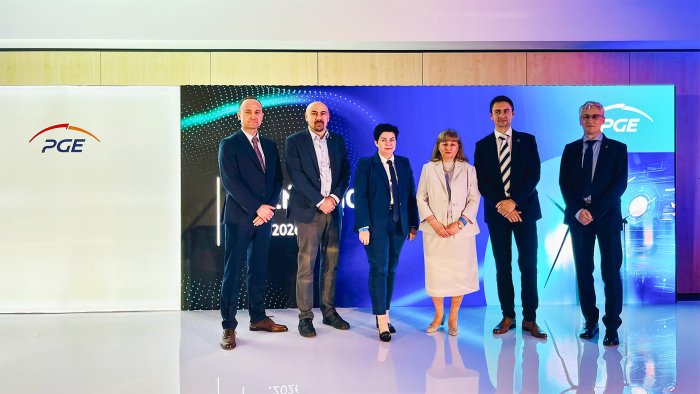 Na zdjęciu grupa osób - przedstawiciele Politechniki Warszawskiej na Dniu Innowacji PGE