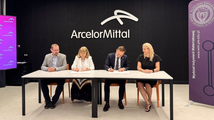 Na zdjęciu cztery osoby siedzą przy stole - to przedstawiciele Wydziału Inżynierii Materiałowej Politechniki Warszawskiej oraz ArcelorMittal Warszawa podczas podpisywania listu intencyjnego