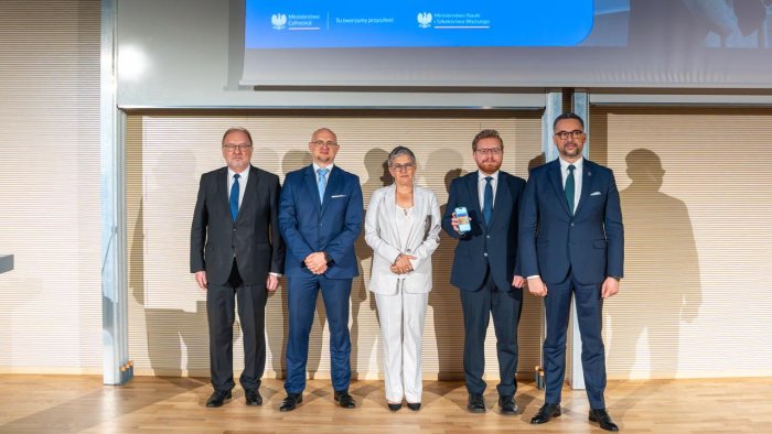 Na zdjęciu konferencja prasowa poświęcona e-Dyplomom. Stoją od lewej: Rektor PW prof. Krzysztof Zaremba, Marek Michajłowicz, Zastępca dyrektora ds. rozwoju oprogramowania w OPI Marek Michajłowicz, Wiceminister Nauki Maria Mrówczyńska, Wiceminister Cyfryzacji Dariusz Standerski, Minister Nauki Marcin Kulasek