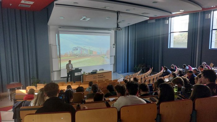Na zdjęciu aula na Wydziale Transportu podczas zajęć w ramach przedmiotu obieralnego „Transport kolejowy w praktyce” 