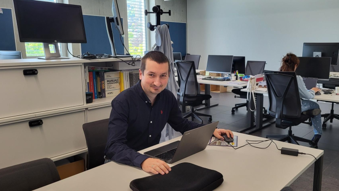 Na zdjęciu: dr inż. Krzysztof Ejsmont w open space na kampusie SUPSI