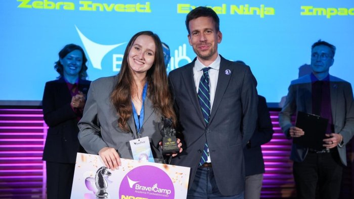 Na zdjęciu: Wiktoria Miklińska z nagrodą na BraveCamp 