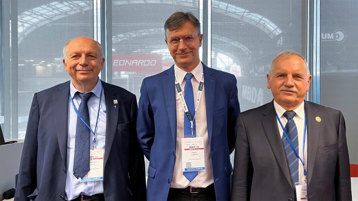 Na zdjęciu: prof. Krzysztof Kulpa, prof. Robert Głębocki, dr inż. Zbigniew Wawrzyniak podczas spotkania Porozumienia Centrów Badawczych Bezpieczeństwa i Obronności Cywilnych Uczelni Technicznych „Jastrząb”