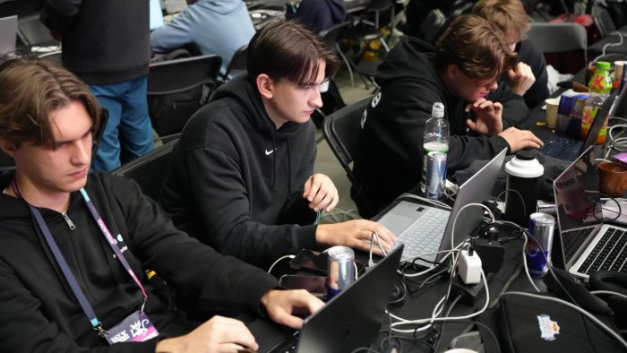 Na zdjęciu: Członkowie Absolute Edge na HackYeah 2026
