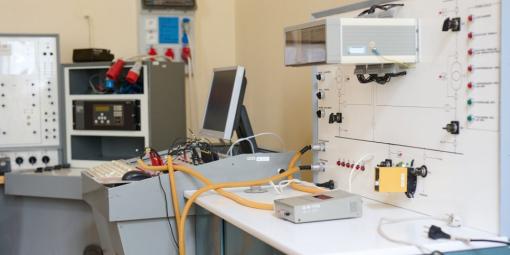 Zdjęcie komputera, urządzeń i tablicy elektronicznych