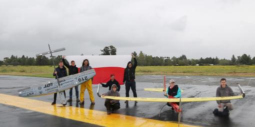 Na zdjęciu zespół z koła SAE AeroDesign wraz z samolotami