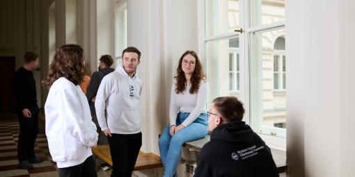 Na zdjęciu grupa studentów na korytarzu w Gmachu Głównym Politechniki Warszawskiej