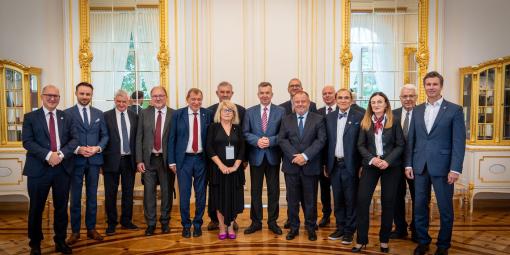 Na zdjęciu uczestnicy uroczystości podpisania porozumienia z Sillicon Valey Center for Science
