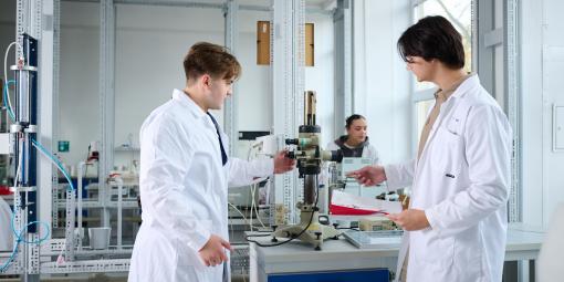 Na zdjęciu: studenci podczas zajęć w laboratorium