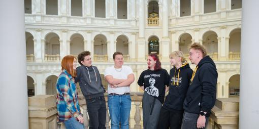Na zdjęciu sześcioro studentów w Gmachu Głównym PW