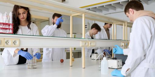 Na zdjęciu: studenci w laboratorium