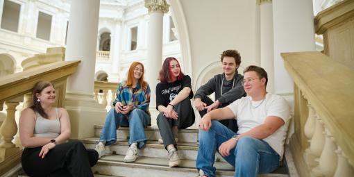 Na zdjęciu grupa pięciorga studentów w Gmachu Głównym PW