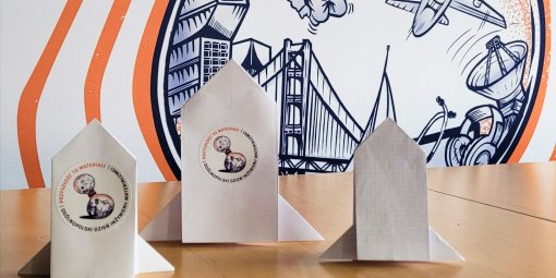 Na zdjęciu rakiety z origami, które będą składać uczestnicy Ogólnopolskiego Dnia Inżynierii Materiałowej 2026