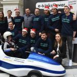 Maks z rodzicami i twórcami bolidu e-MaksPower