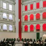 Zdjęcie uczestników inauguracji nowego roku akademickiego w Dużej Auli w Gmachu Głównym Politechniki Warszawskiej