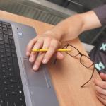 Zdjęcie człowieka pracującego przy laptopie