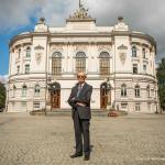 Zdjęcie prof. Władysława Findeisena przed Gmachem Głównym Politechniki Warszawskiej