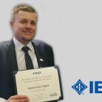 Na zdjęciu prof. Mateusz Malanowski z nagrodą