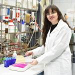 Zdjęcie dr hab. inż. Agnieszki Gadomskiej-Gajadhur podczas pracy w laboratorium