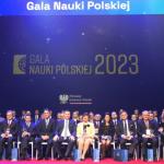 Zdjęcie grupy ludzi - laureatów nagród na Gali Nauki Polskiej