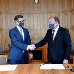 Maciej Borecki, p.o. Prezes Zarządu Fabryki Broni „Łucznik” - Radom sp. z o.o. i prof. Krzysztof Zaremba, Rektor PW podczas podpisania umowy