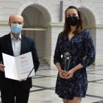 Dr inż. Marta Poćwierz, prodziekan ds. studenckich Wydziału MEiL; prof. Robert Zalewski, prorektor ds. studenckich; Aliaksandra Shmyk, laureatka konkursu Interstudent 2021; prof. Janusz Frączek, dziekan Wydziału MEiL