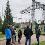 Zdjęcie studentów na terenie elektrowni