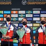 Zdjęcie polskich łyżwiarzy szbkich z drużyny sprinterskiej na podium mistrzostw Europy