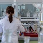 Zdjęcie osoby pracującej w laboratorium 