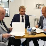 Zdjęcie Prorektora ds. Rozwoju prof. Adama Woźniaka, prezesa zarządu firmy POLFA S.A. oraz członka zarządu Tomasza Walickiego podczas podpisywania umowy