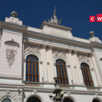 Zdjęcie frontonu Gmachu Głównego Politechniki Warszawskiej
