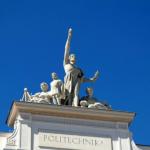 Zdjęcie alegorii nad Gmachem Głównym PW