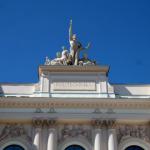 Zdjęcie frontonu Gmachu Głównego Politechniki Warszawskiej