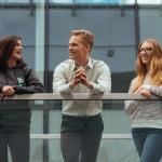 Zdjęcie studentów stojących na schodach