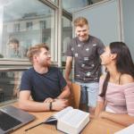 Zdjęcie uczących się studentów