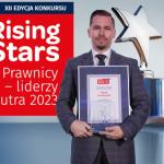 Na zdjęciu laureat z PW z dyplomem i statuetką