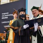 Zdjęcie Rektora PW i nowo przyjętej studentki