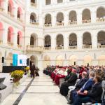 Zdjęcie uczestników inauguracji w Dużej Auli w Gmachu Głównym Politechniki Warszawskiej